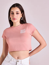 Camiseta rosa de cuello redondo con estampado